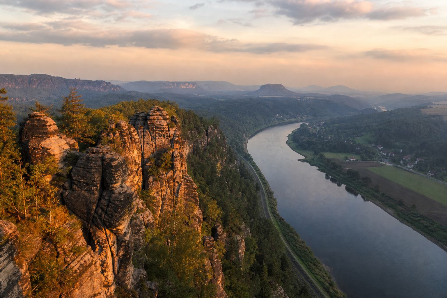 Schematischer Blick auf Elbe und Sandsteinkonturen