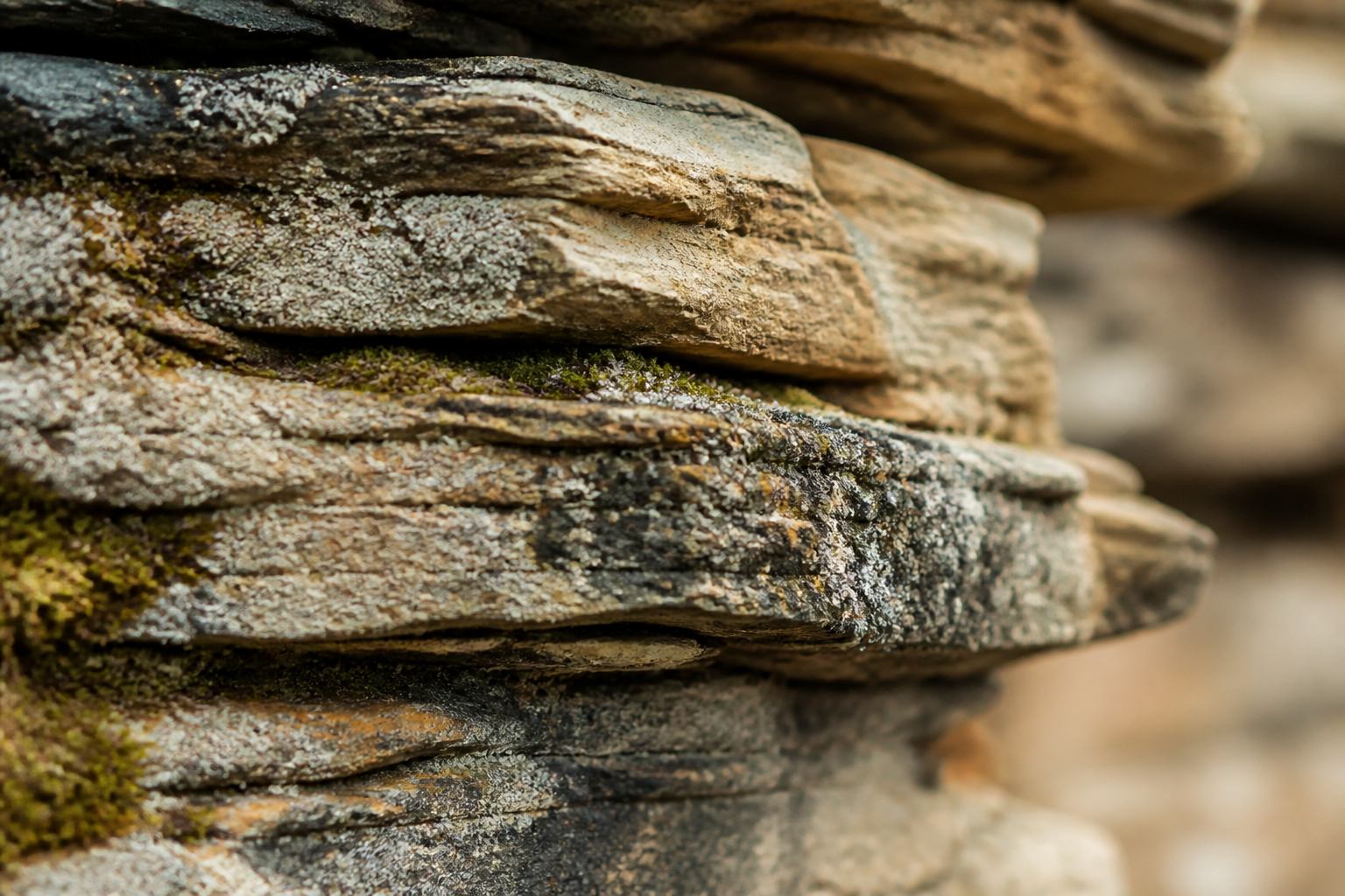 Detail von Sandsteinschichten und Moos