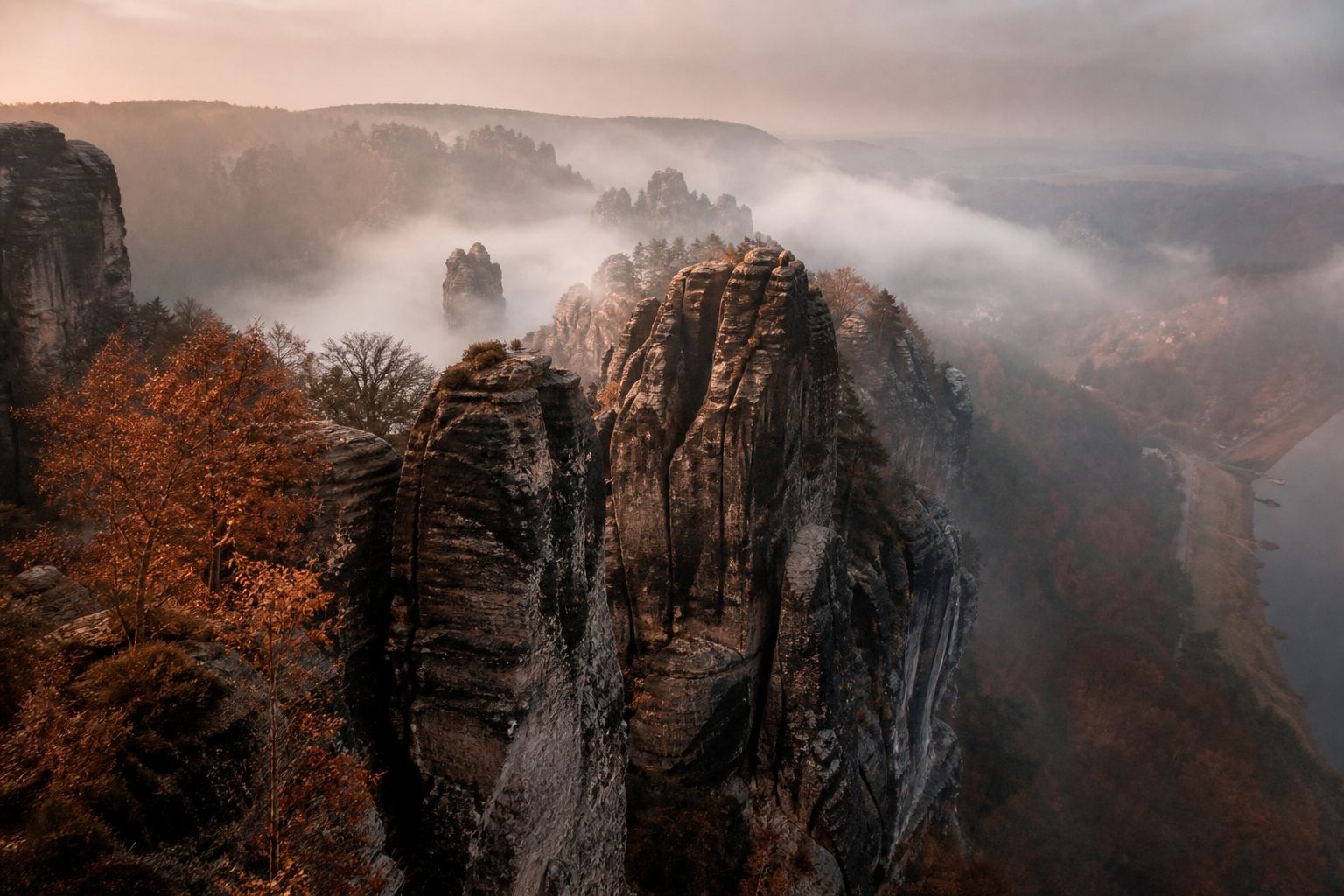 Herbstnebel zwischen Sandsteintürmen und Wald